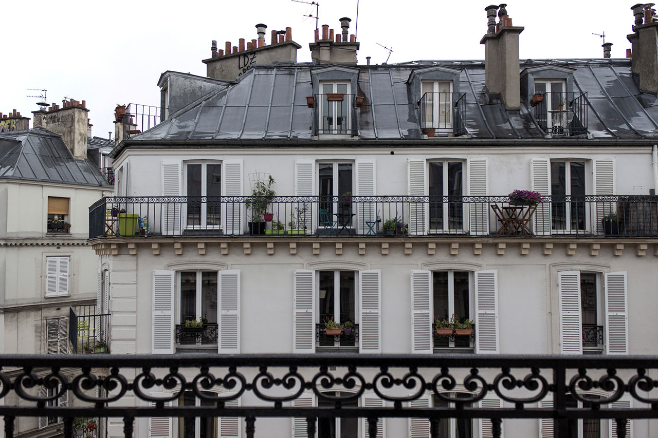 Hausfassade in Frankreich mit Balkonen