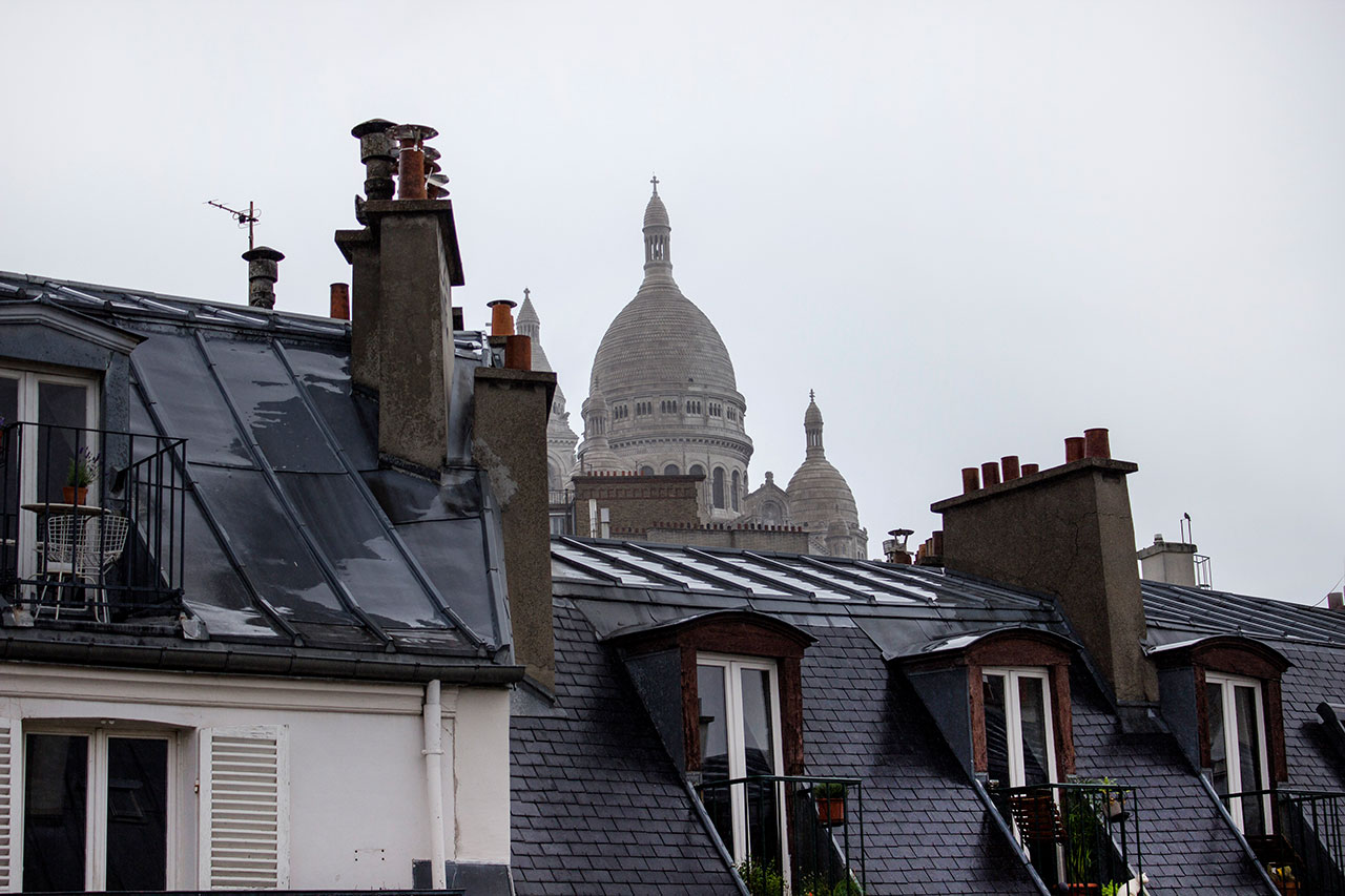 Hausfassade mit Sacre Coeur im Hintergrund