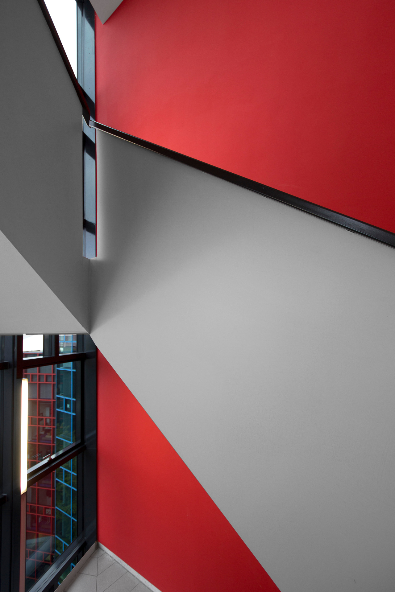 minimalistisches Treppenhaus mit roter Wand