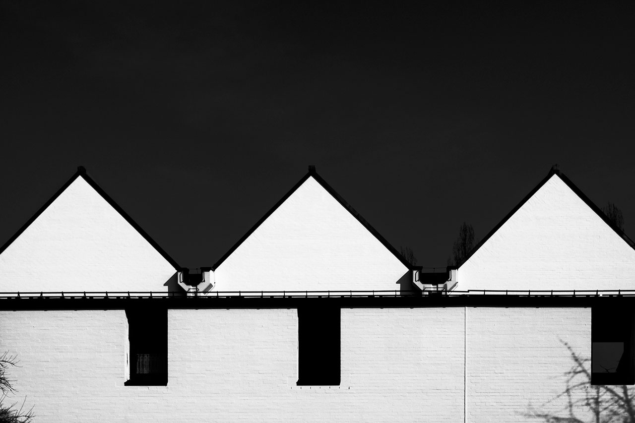 Hausfassade vor schwarzem Hintergrund